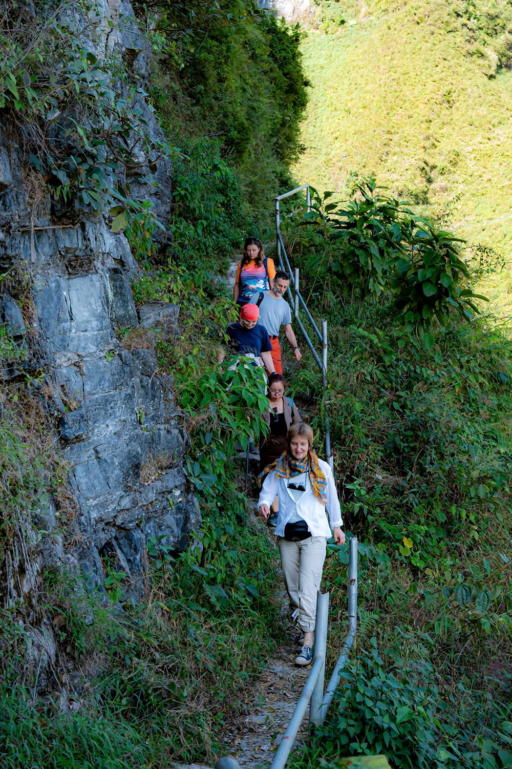 Đừng nhìn khách du lịch “Tây ba lô” qua ví tiền - ảnh 4