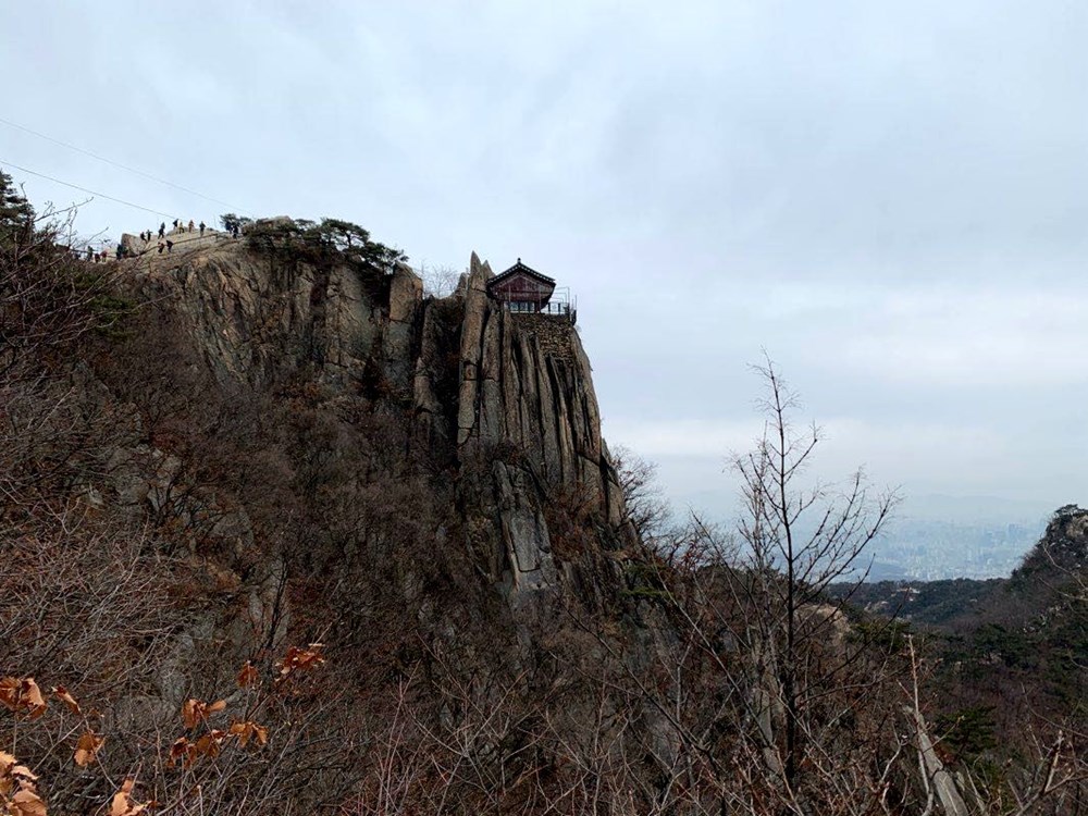 Giới trẻ Hàn Quốc rồng rắn lên núi cầu may sau câu nói của thầy phong thuỷ - ảnh 3