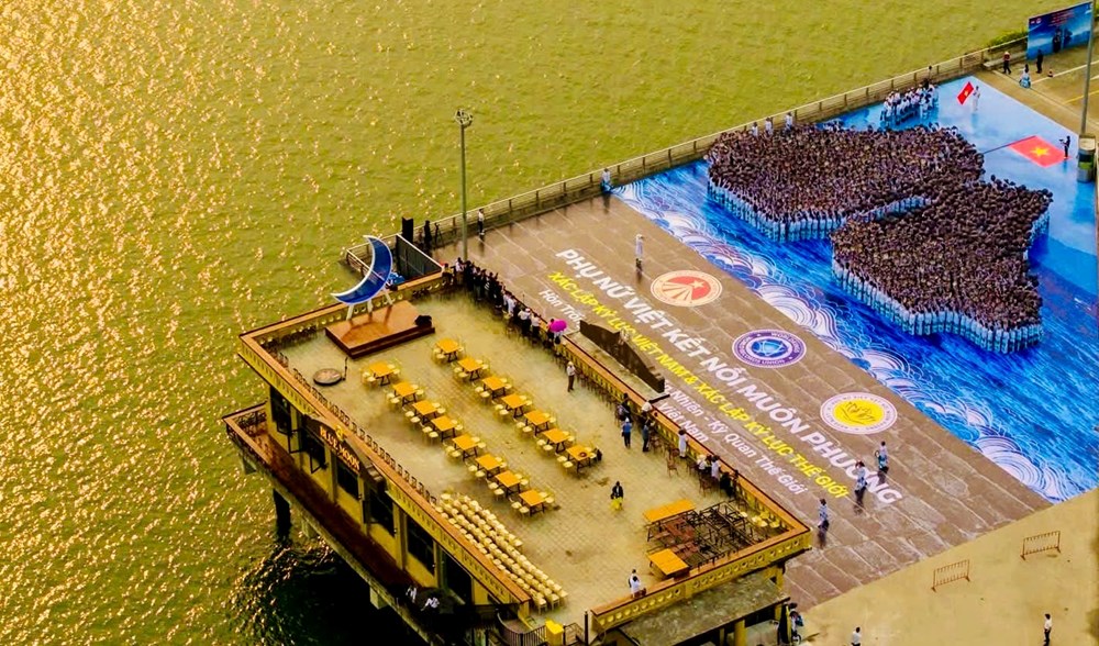 Áo dài Việt Nam tạo thành màn trình diễn kỷ lục bên bờ vịnh Hạ Long - ảnh 6