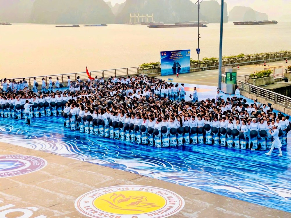 Áo dài Việt Nam tạo thành màn trình diễn kỷ lục bên bờ vịnh Hạ Long - ảnh 5