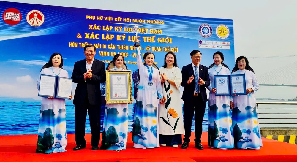 Áo dài Việt Nam tạo thành màn trình diễn kỷ lục bên bờ vịnh Hạ Long - ảnh 1