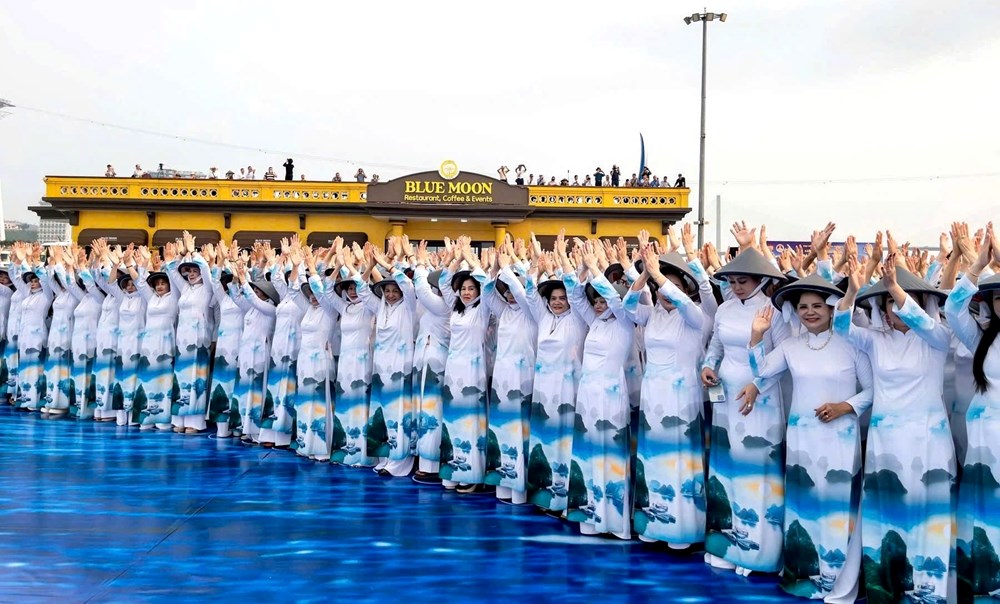 Áo dài Việt Nam tạo thành màn trình diễn kỷ lục bên bờ vịnh Hạ Long - ảnh 4