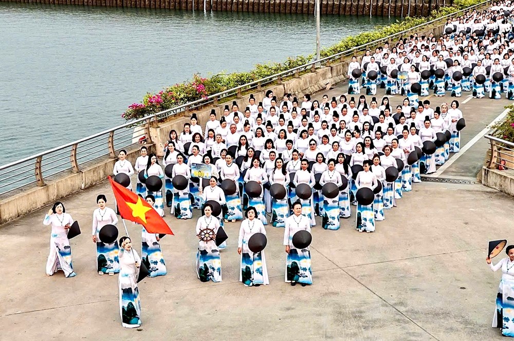Áo dài Việt Nam tạo thành màn trình diễn kỷ lục bên bờ vịnh Hạ Long - ảnh 3