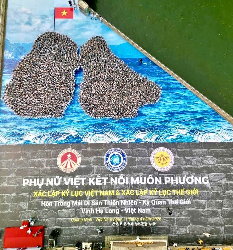 Áo dài Việt Nam tạo thành màn trình diễn kỷ lục bên bờ vịnh Hạ Long - ảnh 2