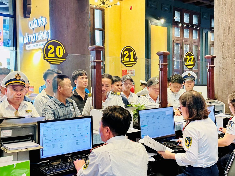 Một hành trình khám phá hai vịnh đẹp Hạ Long và Lan Hạ - ảnh 1