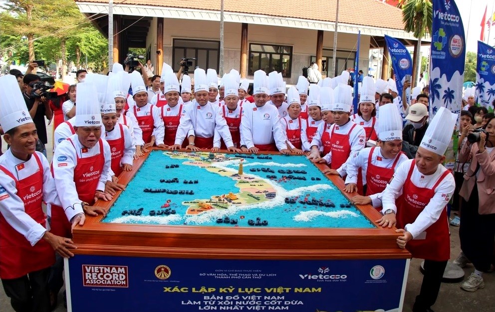 Xác lập kỷ lục bản đồ Việt Nam từ xôi nước cốt dừa lớn nhất - ảnh 1