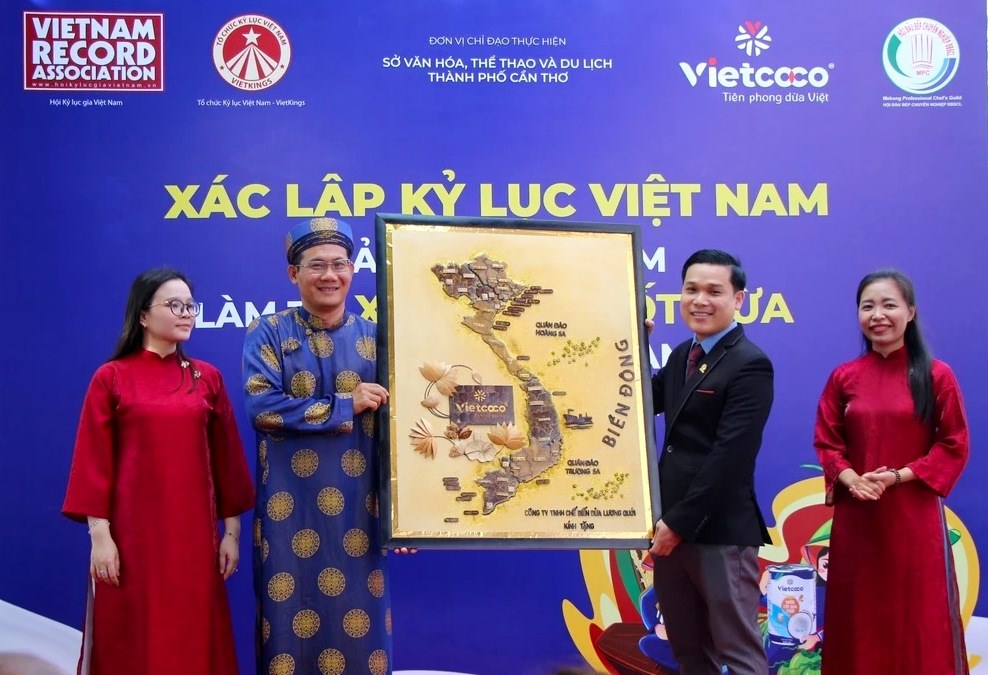 Xác lập kỷ lục bản đồ Việt Nam từ xôi nước cốt dừa lớn nhất - ảnh 4