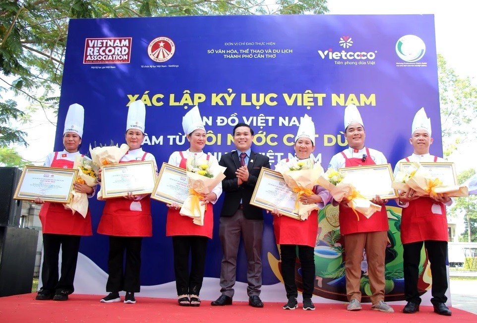 Xác lập kỷ lục bản đồ Việt Nam từ xôi nước cốt dừa lớn nhất - ảnh 3