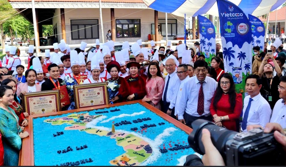 Xác lập kỷ lục bản đồ Việt Nam từ xôi nước cốt dừa lớn nhất - ảnh 2