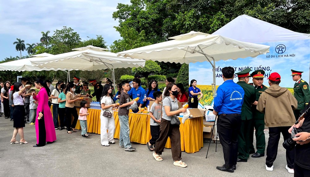 Hà Nội tặng 45.000 suất quà cho khách viếng Lăng Bác dịp 30.4 - 1.5 - ảnh 5