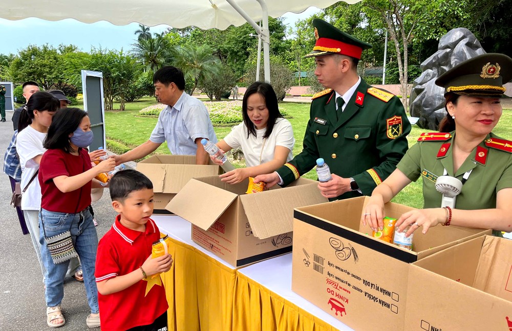 Hà Nội tặng 45.000 suất quà cho khách viếng Lăng Bác dịp 30.4 - 1.5 - ảnh 3