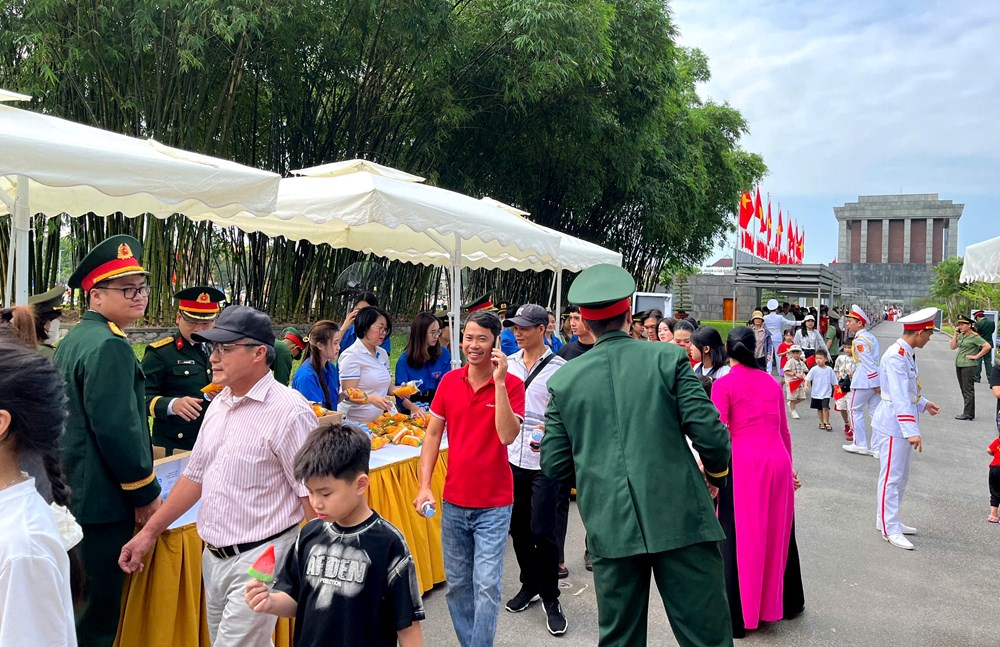 Hà Nội tặng 45.000 suất quà cho khách viếng Lăng Bác dịp 30.4 - 1.5 - ảnh 4