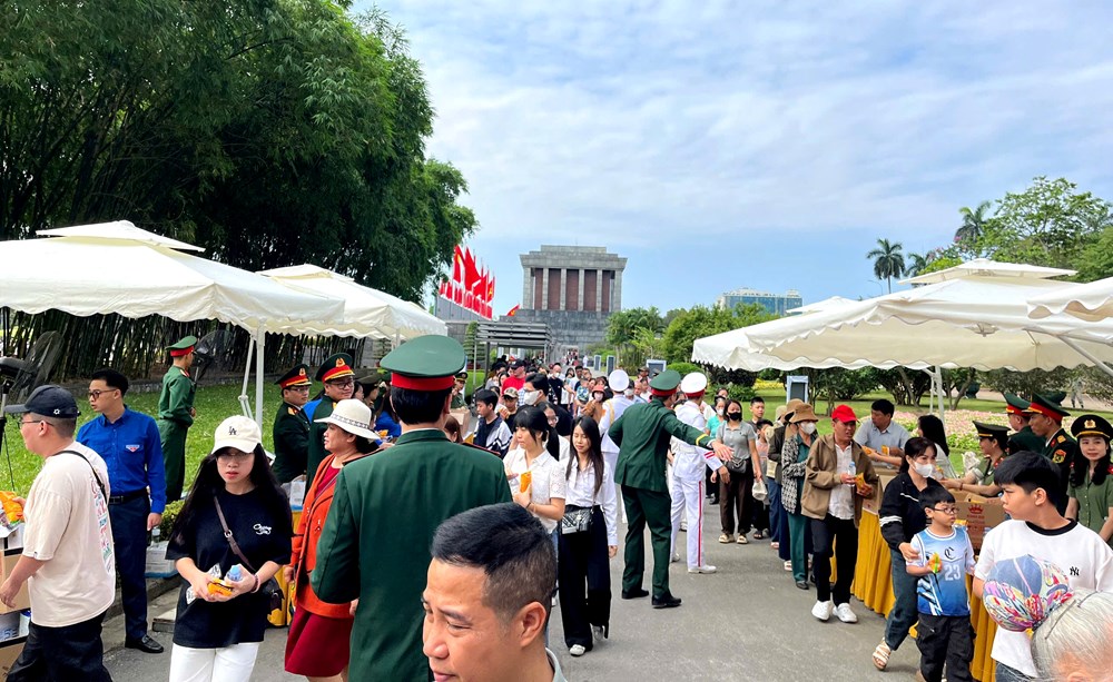 Hà Nội tặng 45.000 suất quà cho khách viếng Lăng Bác dịp 30.4 - 1.5 - ảnh 1