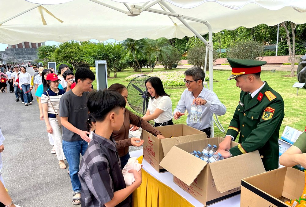 Hà Nội tặng 45.000 suất quà cho khách viếng Lăng Bác dịp 30.4 - 1.5 - ảnh 2