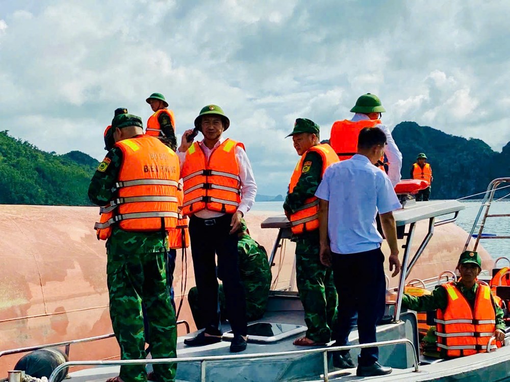 Lật tàu chở hàng trên vùng biển đặc khu Vân Đồn, còn 2 người mắc kẹt - ảnh 2