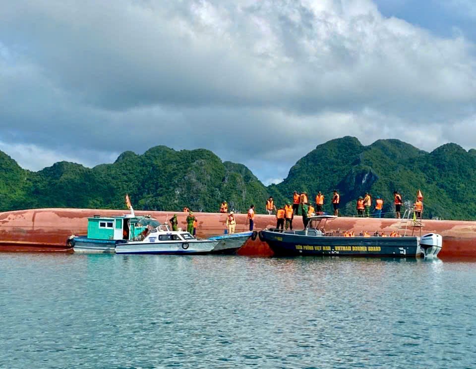 Lật tàu chở hàng trên vùng biển đặc khu Vân Đồn, còn 2 người mắc kẹt - ảnh 3