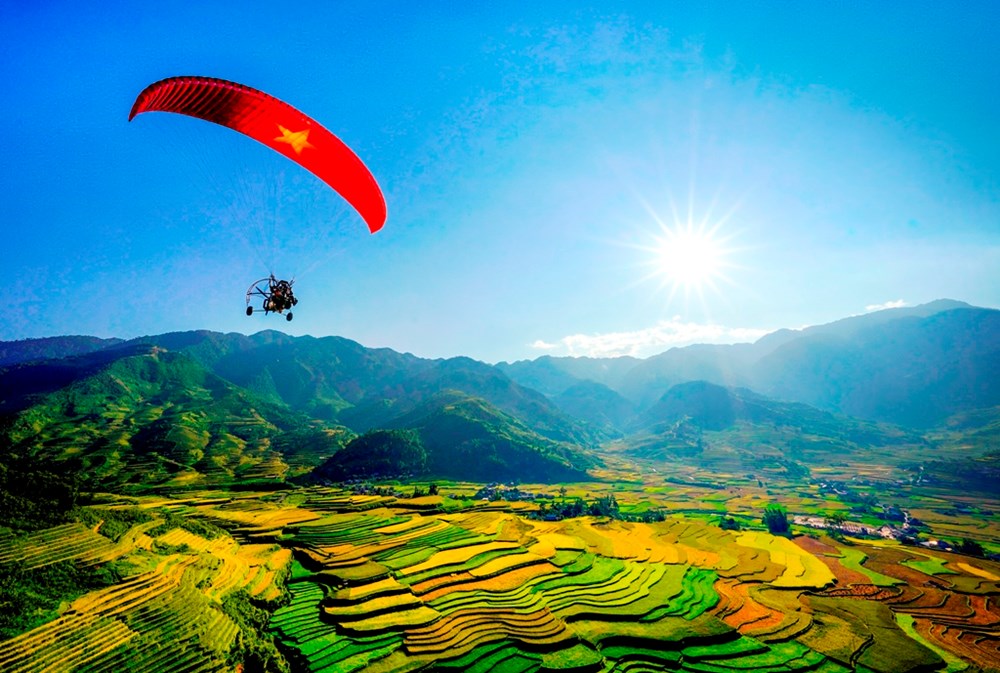 Bay dù lượn trên mùa vàng, chạy ultra trail giữa ruộng bậc thang Mù Cang Chải - ảnh 1