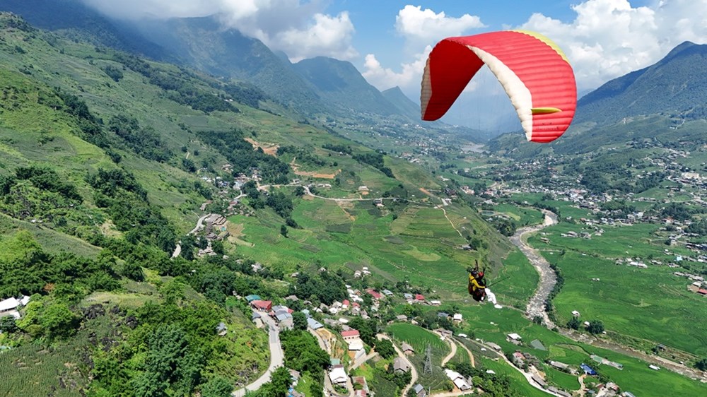 Khách nước ngoài đổ về Sa Pa bay dù lượn ngắm mùa vàng - ảnh 4