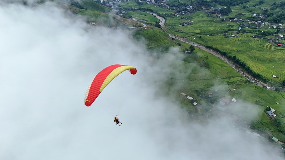Khách nước ngoài đổ về Sa Pa bay dù lượn ngắm mùa vàng - ảnh 8
