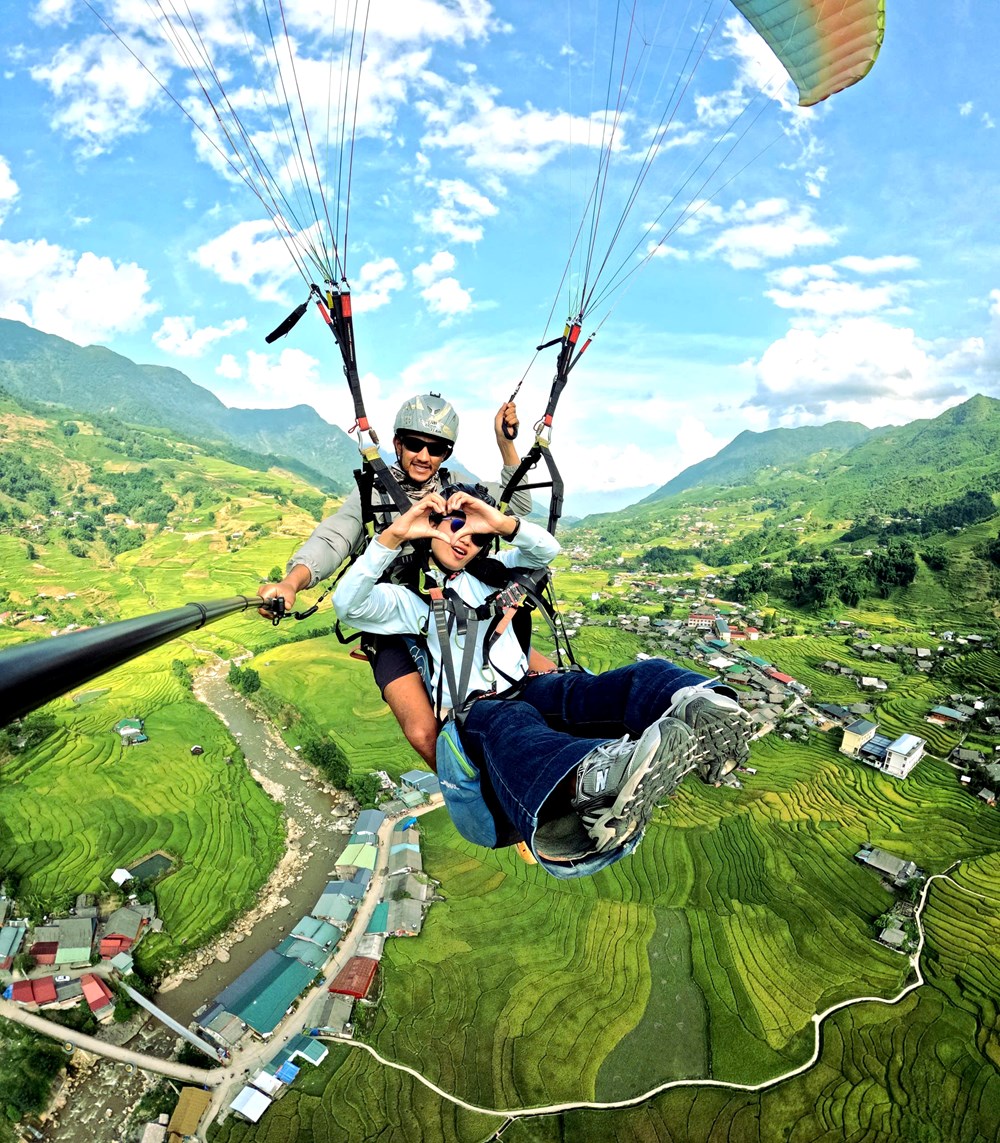 Khách nước ngoài đổ về Sa Pa bay dù lượn ngắm mùa vàng - ảnh 1