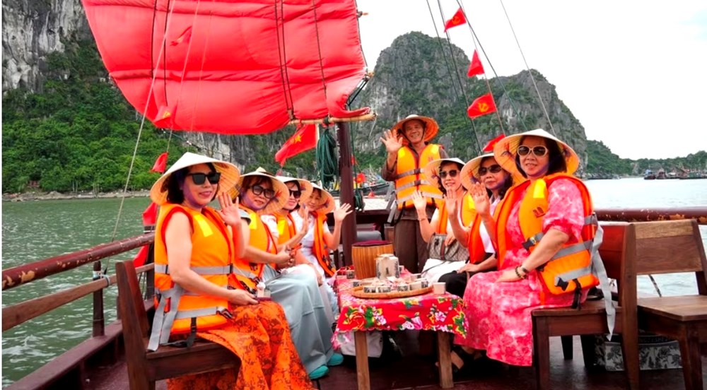 Quảng Ninh đón gần nửa triệu khách chỉ trong 4 ngày nghỉ lễ 2.9 - ảnh 2