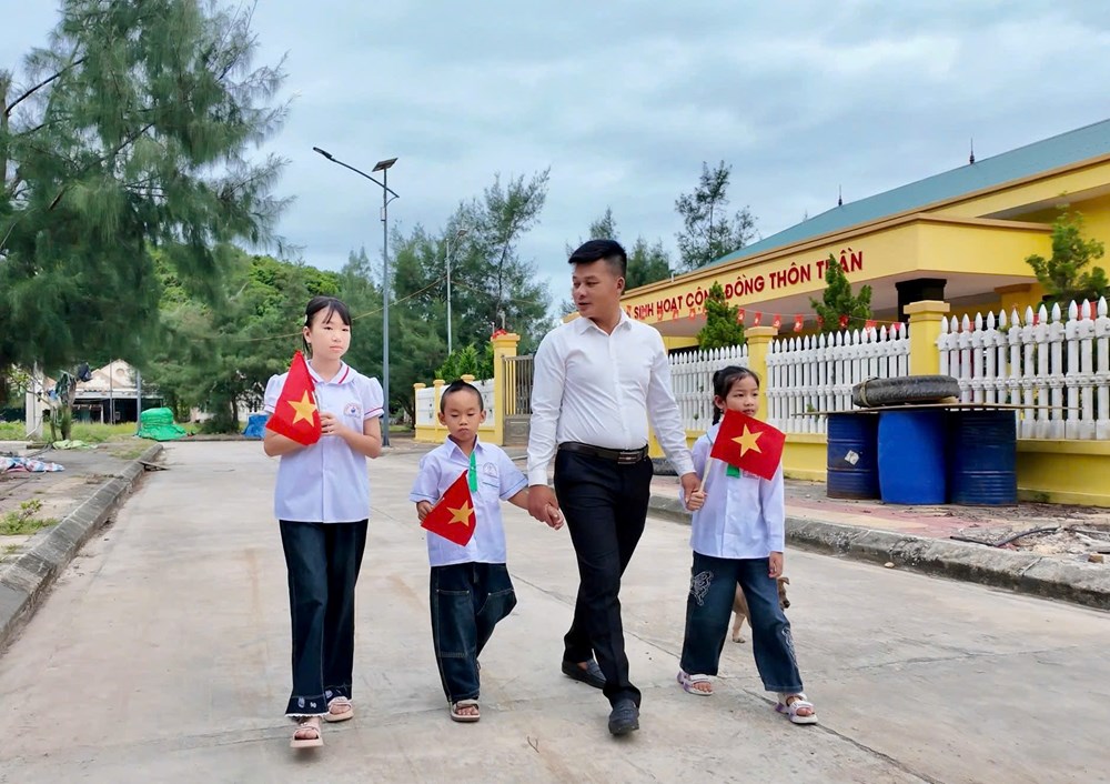 Xúc động lễ khai giảng chỉ có 1 thầy, 3 trò trên đảo Trần - ảnh 2