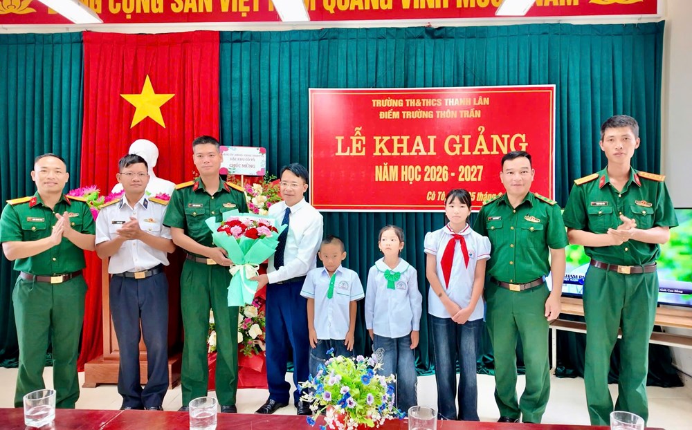Xúc động lễ khai giảng chỉ có 1 thầy, 3 trò trên đảo Trần - ảnh 1