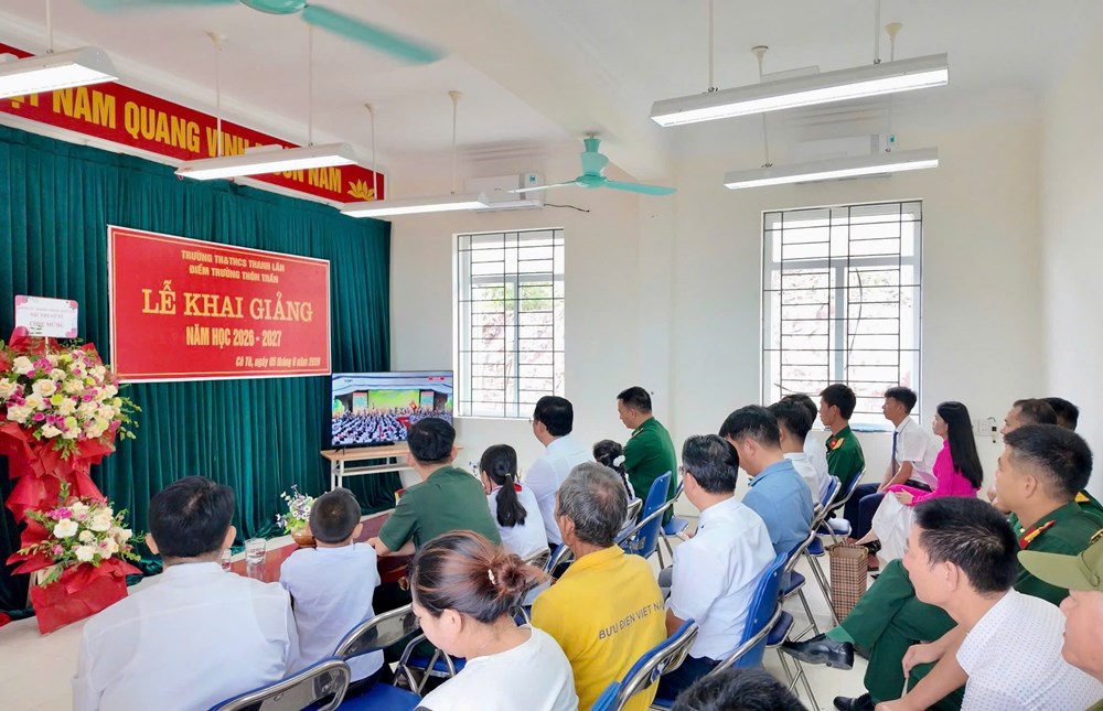 Xúc động lễ khai giảng chỉ có 1 thầy, 3 trò trên đảo Trần - ảnh 4