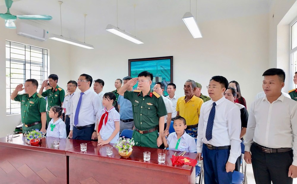 Xúc động lễ khai giảng chỉ có 1 thầy, 3 trò trên đảo Trần - ảnh 5