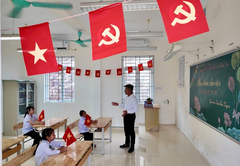 Xúc động lễ khai giảng chỉ có 1 thầy, 3 trò trên đảo Trần - ảnh 6