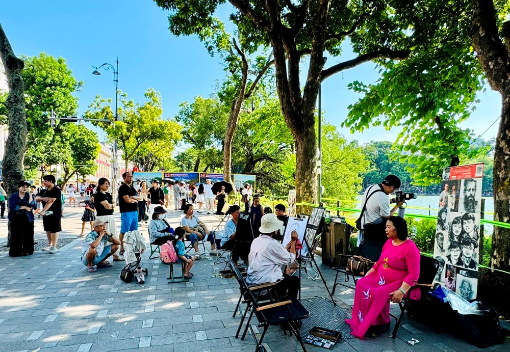 Các doanh nghiệp du lịch - dịch vụ của Hà Nội cần chuyển hướng như thế nào? - ảnh 1