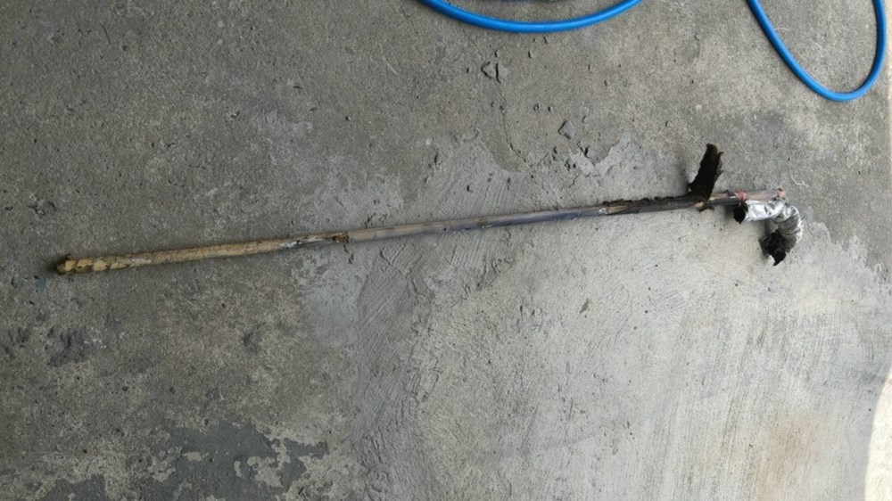Người phụ nữ gãy chân vì vật lạ xuyên thủng mái nhà khi đang ở phòng ngủ - ảnh 1