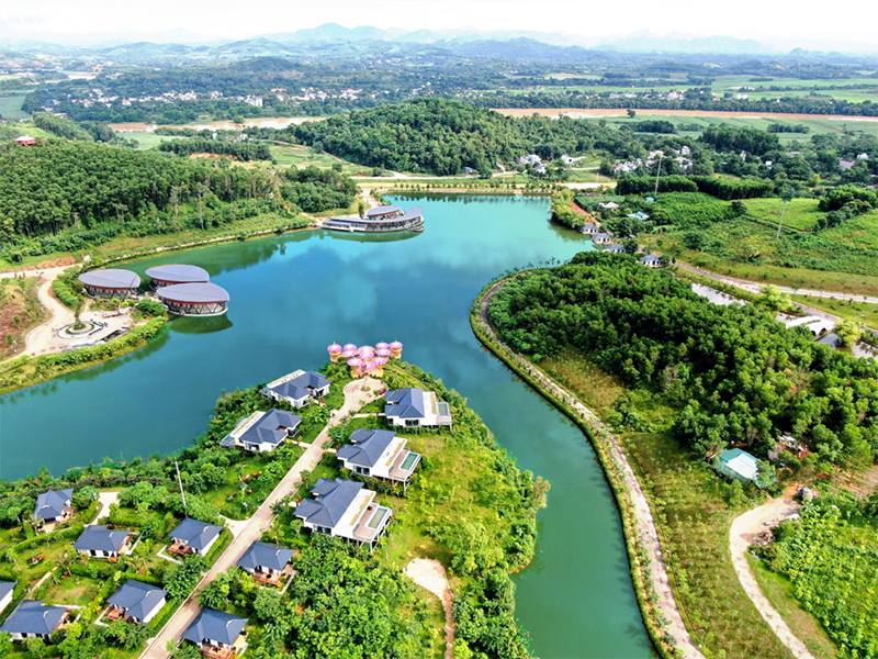 Bức tranh “thi vị” bên hồ Vua Lê - ảnh 1