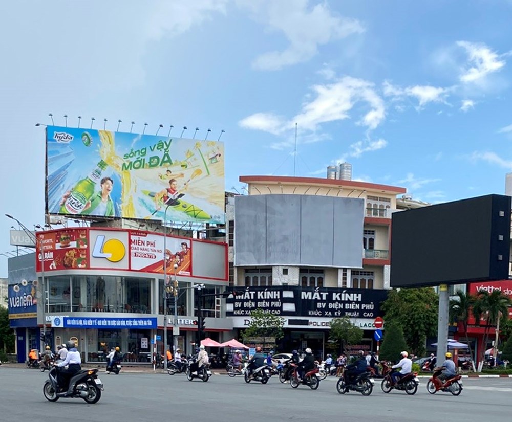 Tổ chức đợt cao điểm kiểm tra công trình quảng cáo sai phạm - ảnh 2