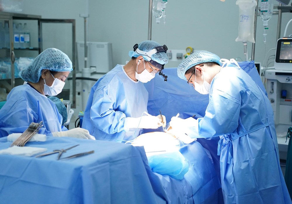 Cắt bỏ khối u khổng lồ, giành lại sự sống cho cụ ông 75 tuổi - ảnh 2
