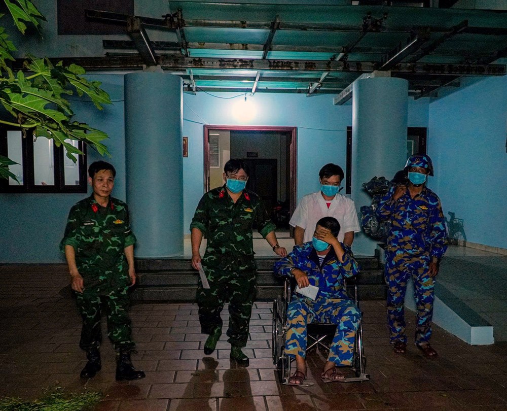 Căng thẳng chuyến bay cấp cứu vượt bão xuyên đêm từ Trường Sa về đất liền  - ảnh 3