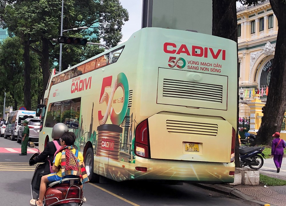 Xe khách dán quảng cáo phủ kín toàn thân, ung dung “diễu phố” - ảnh 1