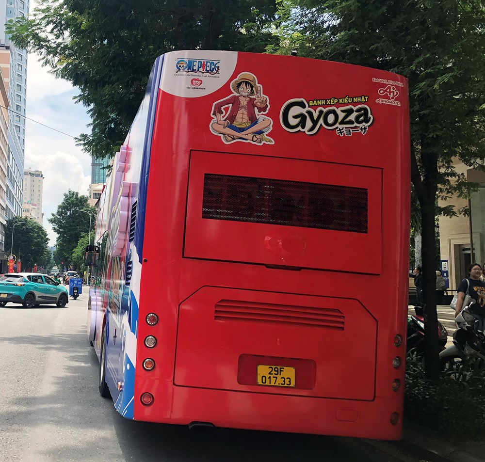 Xe khách dán quảng cáo phủ kín toàn thân, ung dung “diễu phố” - ảnh 2