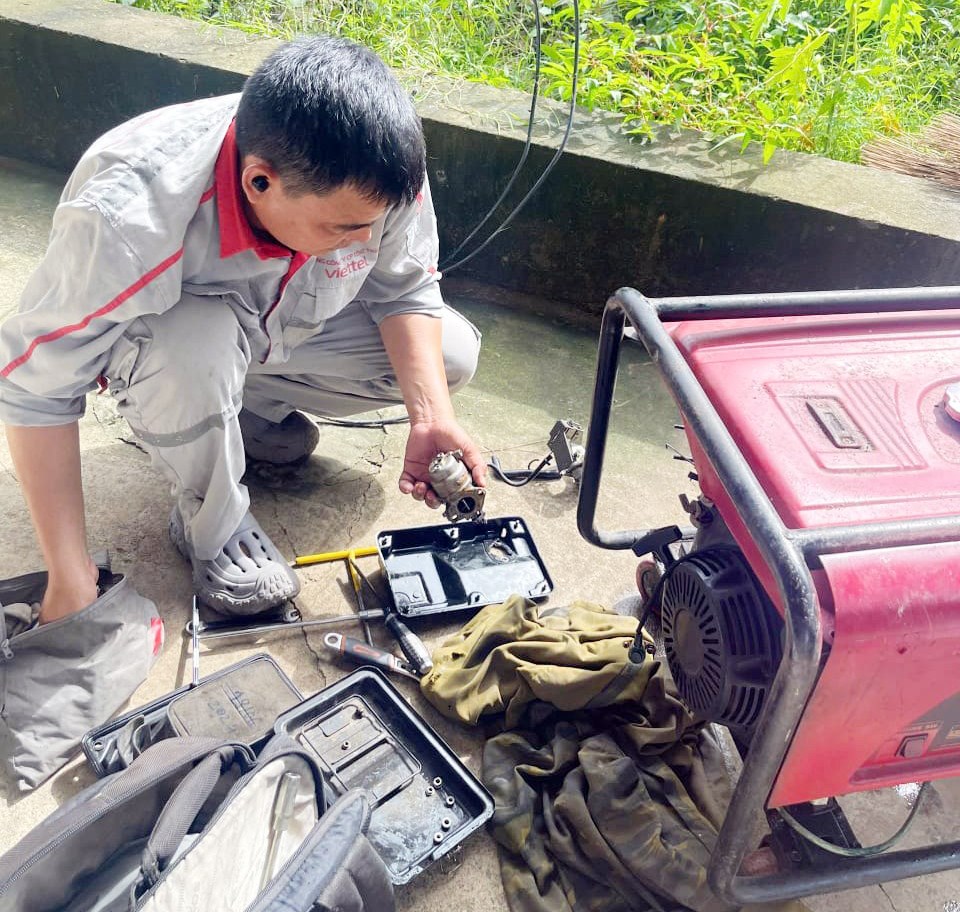 Viettel huy động lực lượng và trang thiết bị đặc biệt, ứng cứu thông tin xuyên đêm tại Thái Nguyên  - ảnh 3
