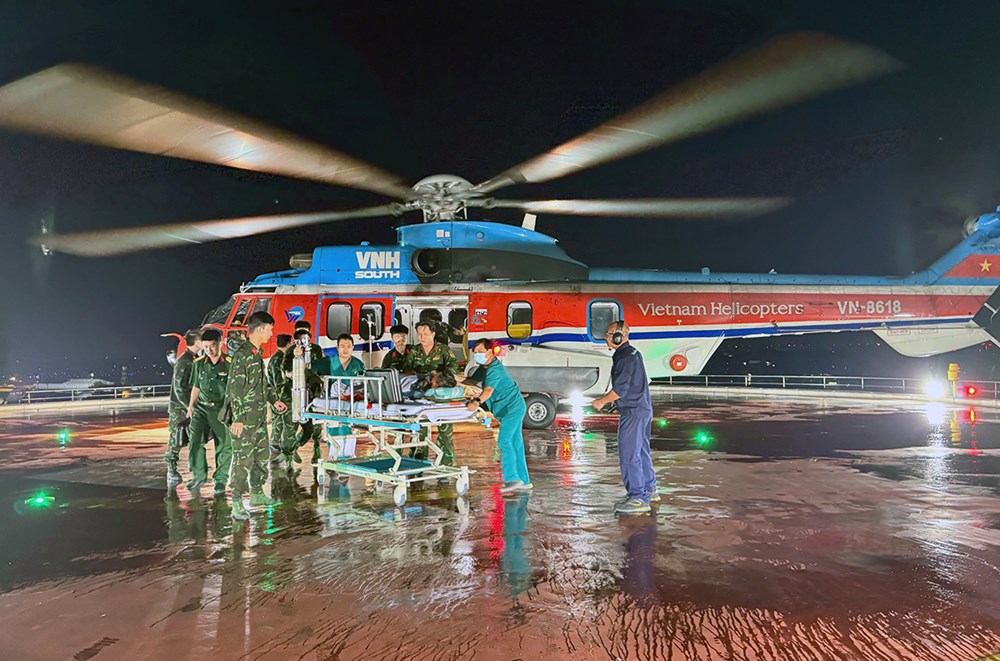Trực thăng “bứt tốc” trong đêm, đưa bệnh nhân từ Trường Sa về đất liền cấp cứu - ảnh 1