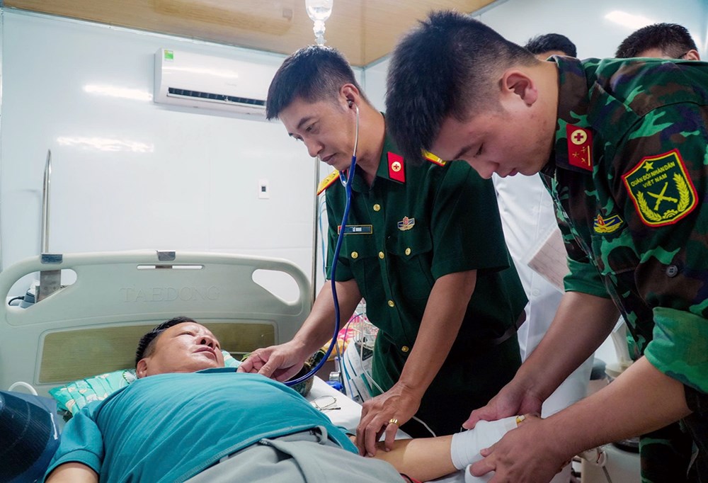 Trực thăng “bứt tốc” trong đêm, đưa bệnh nhân từ Trường Sa về đất liền cấp cứu - ảnh 4