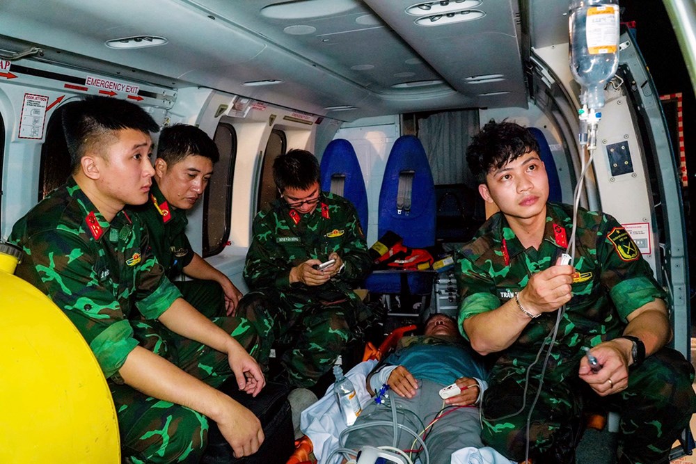 Trực thăng “bứt tốc” trong đêm, đưa bệnh nhân từ Trường Sa về đất liền cấp cứu - ảnh 2