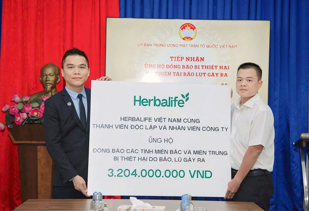 Herbalife Việt Nam trao hơn 3,2 tỉ đồng hỗ trợ đồng bào vùng bão lũ - ảnh 1