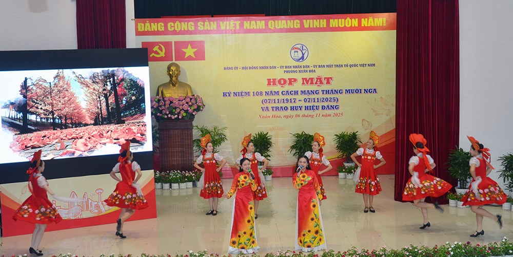 Họp mặt Kỷ niệm 108 năm Cách mạng Tháng Mười Nga và trao Huy hiệu Đảng - ảnh 1