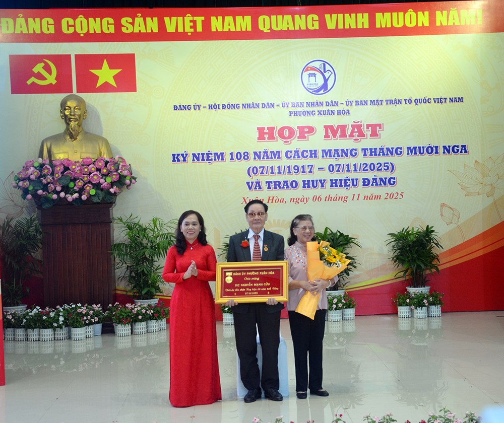 Họp mặt Kỷ niệm 108 năm Cách mạng Tháng Mười Nga và trao Huy hiệu Đảng - ảnh 2