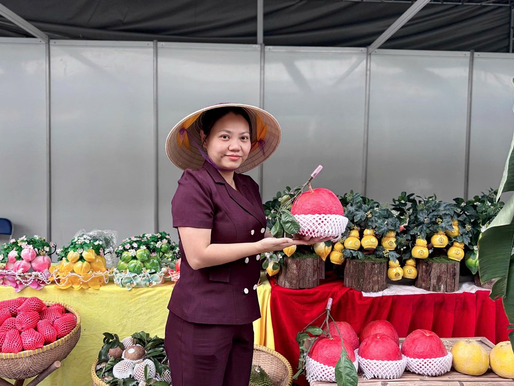 Thưởng thức "na mùi sầu riêng" tại phiên chợ nông sản - ảnh 1