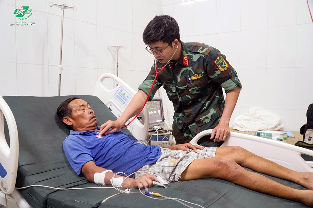 Chuyến bay cấp cứu đầu tiên từ Trường Sa về đất liền trong năm mới - ảnh 1