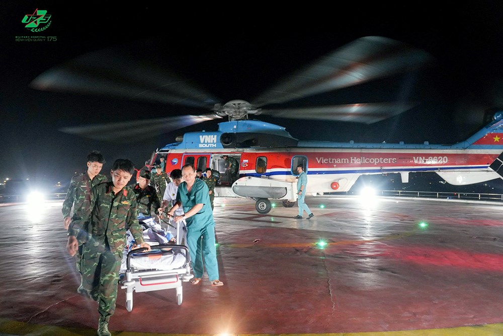 Chuyến bay cấp cứu đầu tiên từ Trường Sa về đất liền trong năm mới - ảnh 3
