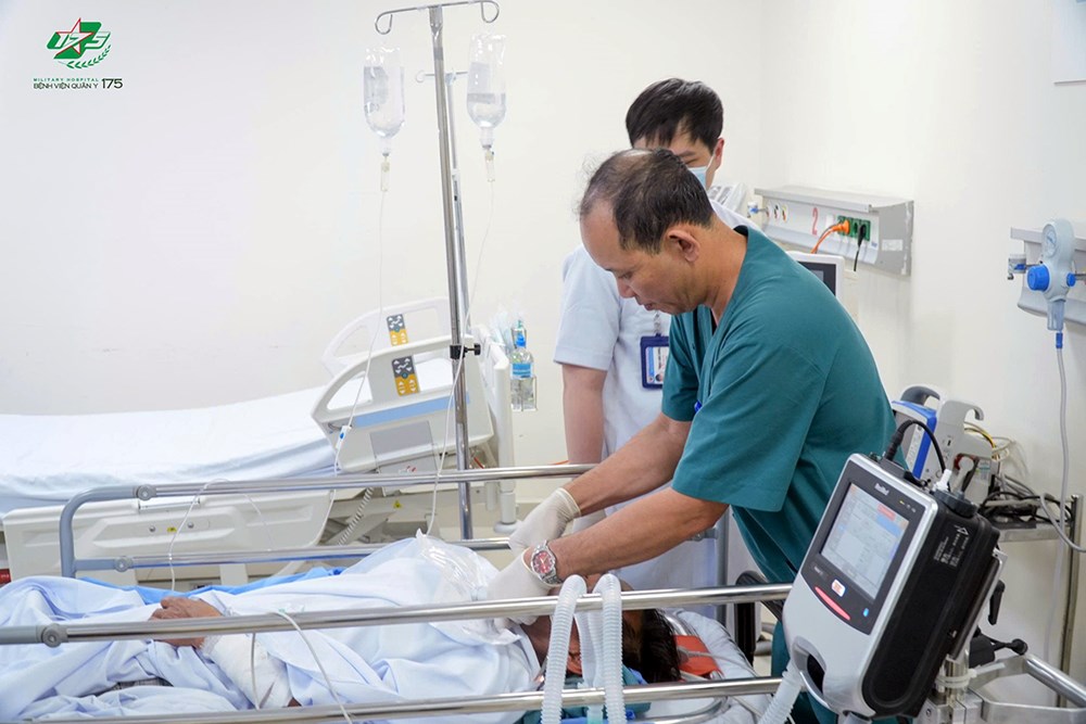 Chuyến bay cấp cứu đầu tiên từ Trường Sa về đất liền trong năm mới - ảnh 4