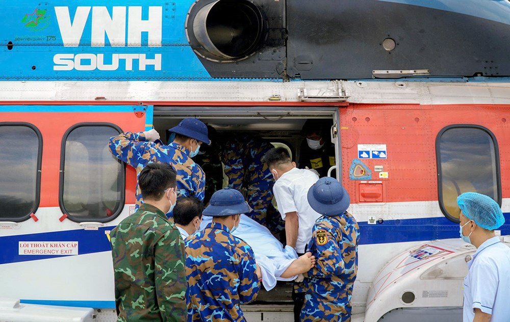 Kích hoạt quy trình cấp cứu đường không, đưa bệnh nhân nguy kịch từ Trường Sa về đất liền điều trị - ảnh 1